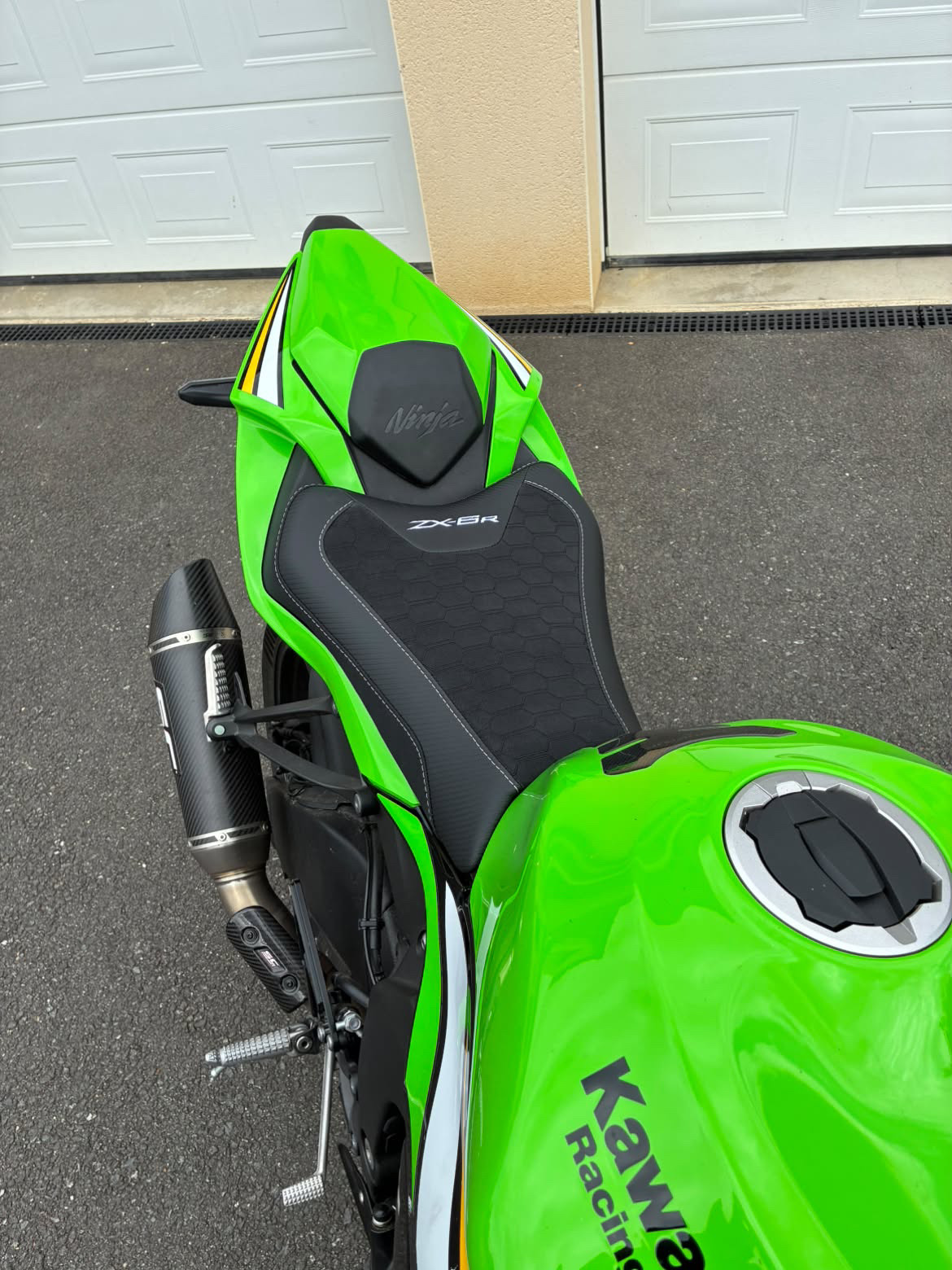 Housse de selle design Kawasaki ZX-6R de 2024 à 2027 - Nid d'abeille – Image 2