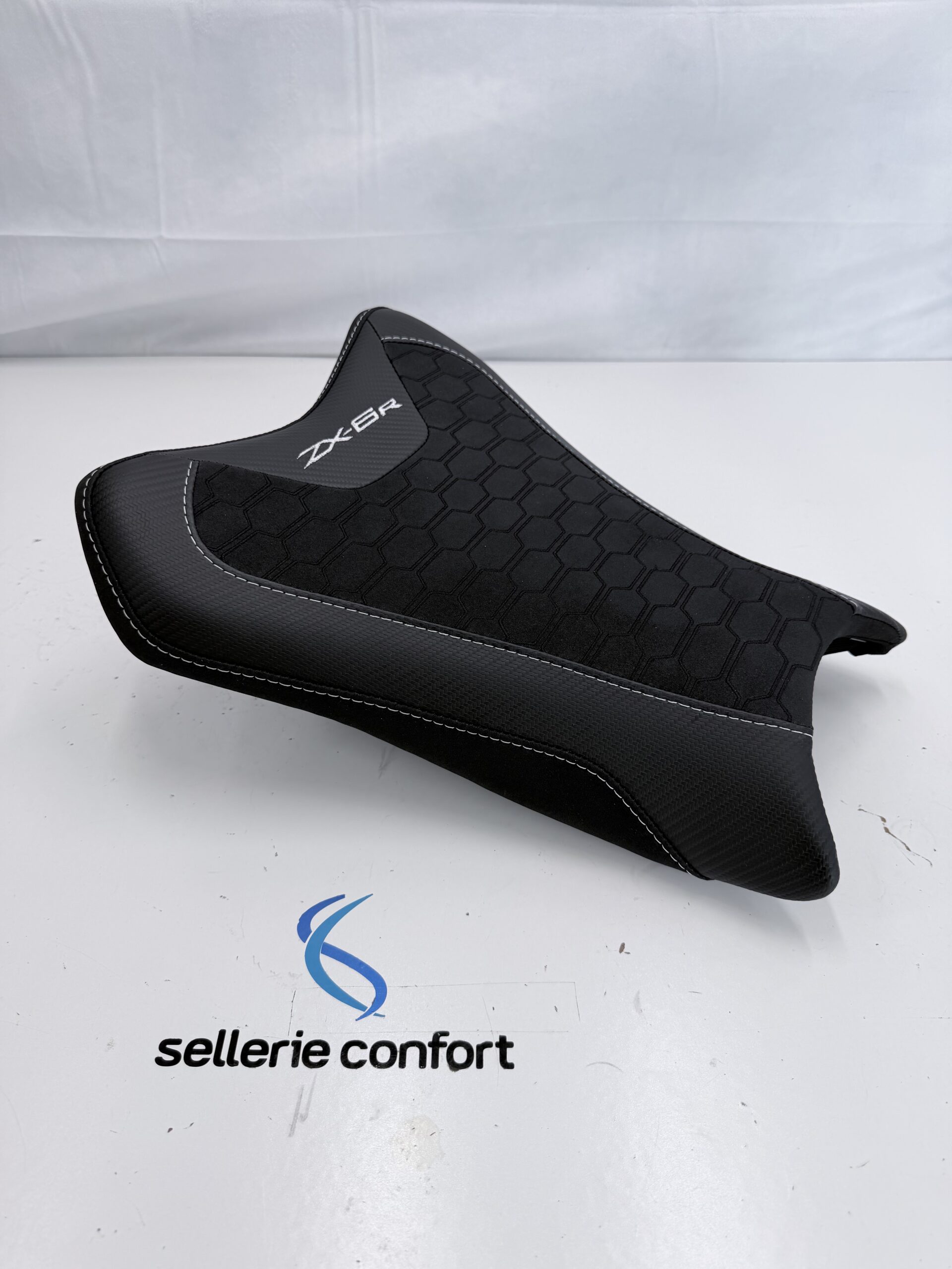 Housse de selle design Kawasaki ZX-6R de 2024 à 2027 - Nid d'abeille