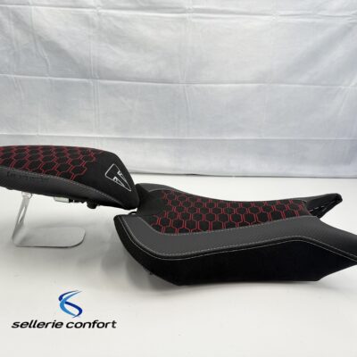 Housse de selle design Triumph 765 Street Triple R/RS 2024- Nid d'abeille noir et rouge