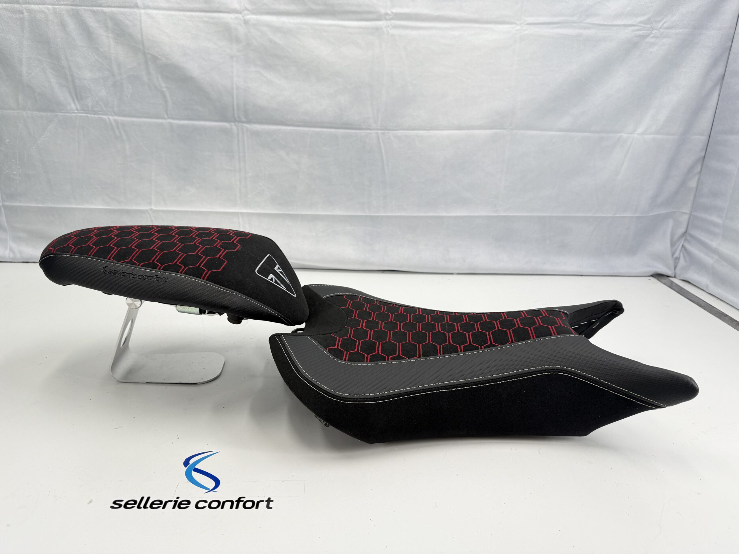 Housse de selle design Triumph 765 Street Triple R/RS 2024- Nid d'abeille noir et rouge